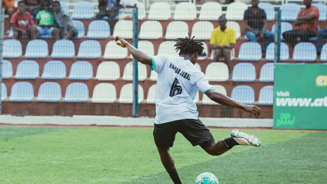 Bradley Barcola en action sous le maillot du PSG, dribble et course balle au pied