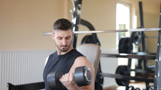 Bradley Barcola, attaquant international français, en action balle au pied